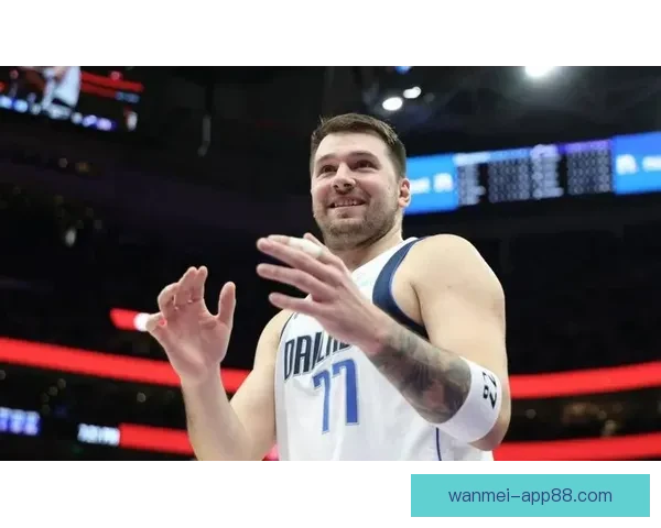 范德比尔特调侃东契奇穿衣走秀 逼穿自家球衣戴金链展现时尚感